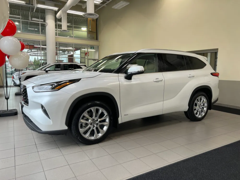 2023 highlander hybrid limited white w graphite interior 3
